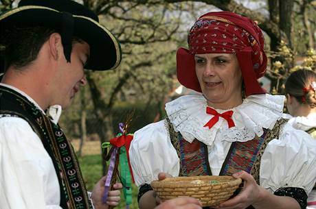 Tradin pomlzku - mrskut - zachovvaj lenov folklrnho souboru Han z Velk Bystice na Olomoucku