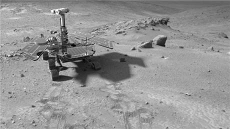 Maranské vozítko Spirit na montái fotorealistického modelu a snímku z Marsu, který Spirit poídil