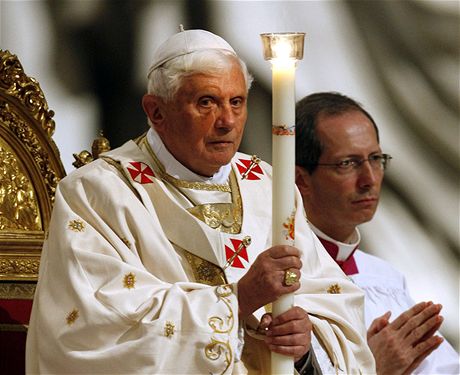 Pape Benedikt XVI. pi velikonon vigilii ve vatiknsk bazilice Svatho Petra (11. dubna 2009)