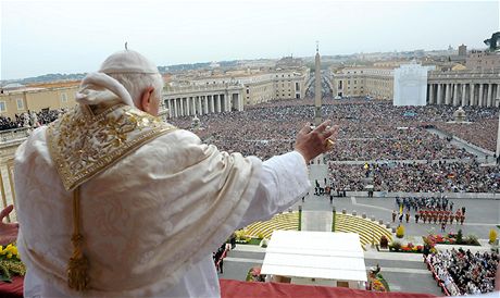 Pape Benedikt XVI. ehn zaplnnmu nmst Svatho Petra ve Vatiknu pi projevu Urbi et Orbi (12. dubna 2009)