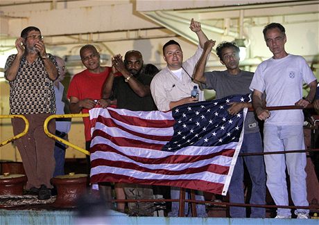 Posdka lodi Maersk Alabama slav v Mombase spnou zchranu unesenho kapitna Richarda Phillipse (12. dubna 2009)