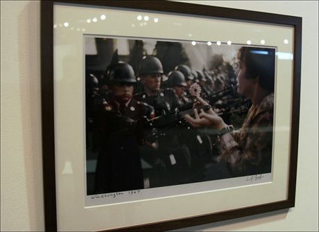 Marc Riboud, 1967, demonstrace proti vlce ve Vietnamu ped Pentagonem 