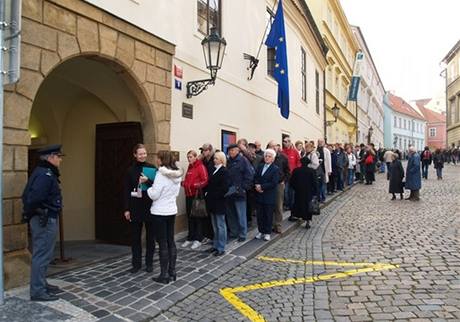 Fronta ped Hrznskm palcem na podzim 2007, kdy se poprv otevel veejnosti