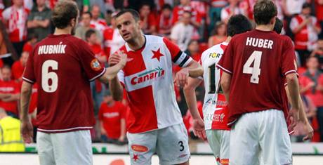Hrái obou tým si podávají ruce, slávistický kapitán Erich Brabec se zdraví se sparanem Romanem Hubníkem, stelcem gólu.
