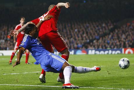 Chelsea - Liverpool: domc Didier Drogba (vlevo) atakuje liverpoolskho Martina krtela.