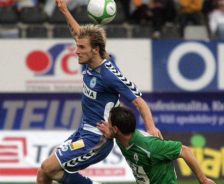 Jablonec - Liberec: domácí útoník Jan Blaek (v modrém) peskakuje tpána Kueru