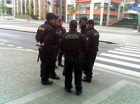 Centrum Ústí je tém vylidnné. Kdy se nkdo na ulici objeví, policie jej okamit kontrolují.