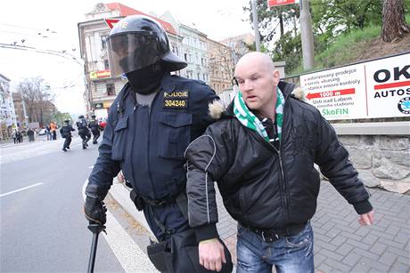 Na neonacisty si pokali antifaisté. Policie jim ale zabránila napadnout pochod rasist..