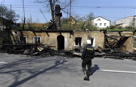 Neznm pachatel vhodili v noci na 19. dubna do rodinnho domku zpaln lahve