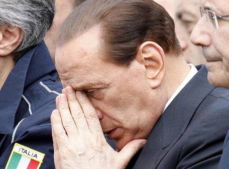 Sttnho pohbu obt zemtesen v italsk LAquile se zastnil i italsk premir Silvio Berlusconi (10. dubna 2009)