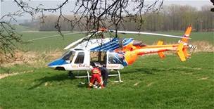 Mue ve váném stavu transportoval vrtulník do Fakultní nemocnice v Ostrav-Porub. Ilustraní foto