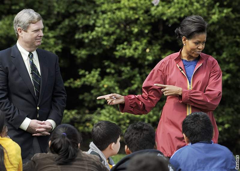 Michelle Obamová zídila v Bílém dom zeleninovou zahradu (9. dubna 2009)