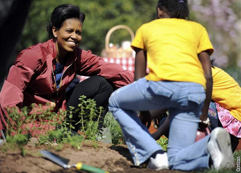 Michelle Obamová zídila v Bílém dom zeleninovou zahradu (9. dubna 2009)