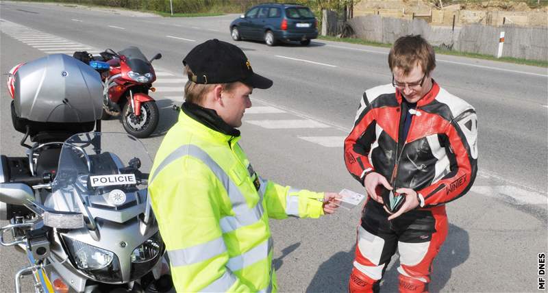 O velikononích svátcích policisté hlídkovali na dálnici na nových motocyklech.