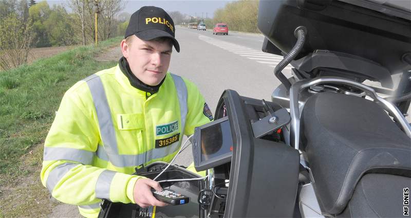 O velikononích svátcích policisté hlídkovali na dálnici na nových motocyklech.