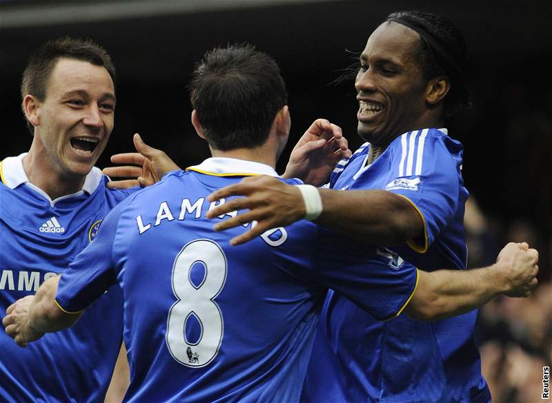 Fotbalisté Chelsea se radují z branky, kterou vstelil Didier Drogba (vpravo)
