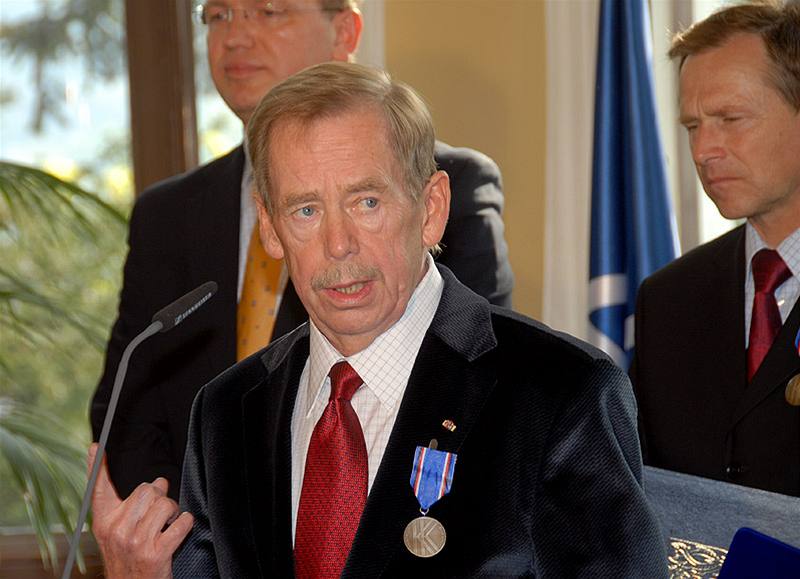 Premiér v demisi Mirek Topolánek ocenil medailí Karla Kramáe nkolik eských osobností.