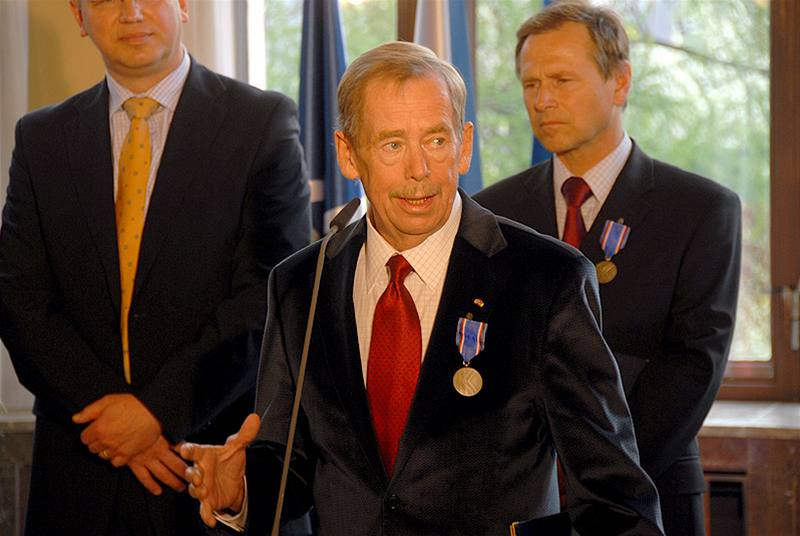 Premiér v demisi Mirek Topolánek ocenil medailí Karla Kramáe nkolik eských osobností.