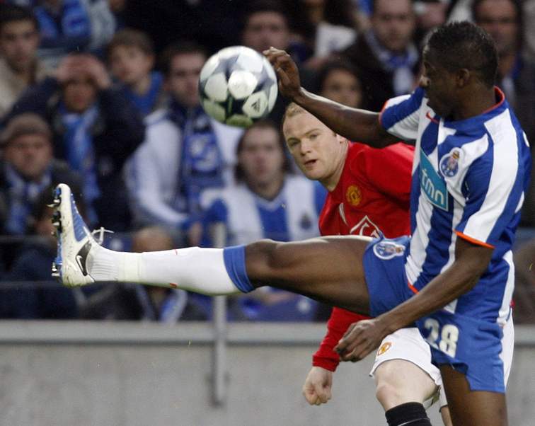 Porto - Manchester United: hostující Wayne Rooney (vzadu) sleduje poínání Alyho Cissoka z Porta.