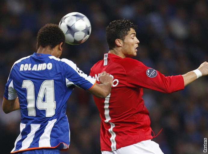 Porto - Manchester United:  souboj skorojmenovc - domácího Rolanda a hostujícího Ronalda.