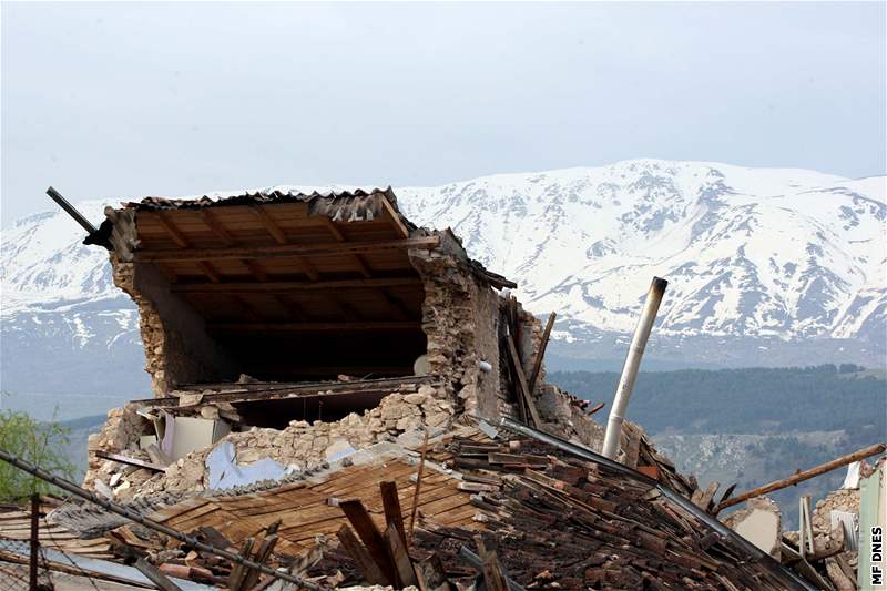 Ulice mst v italském kraji Abruzzo po zemtesení