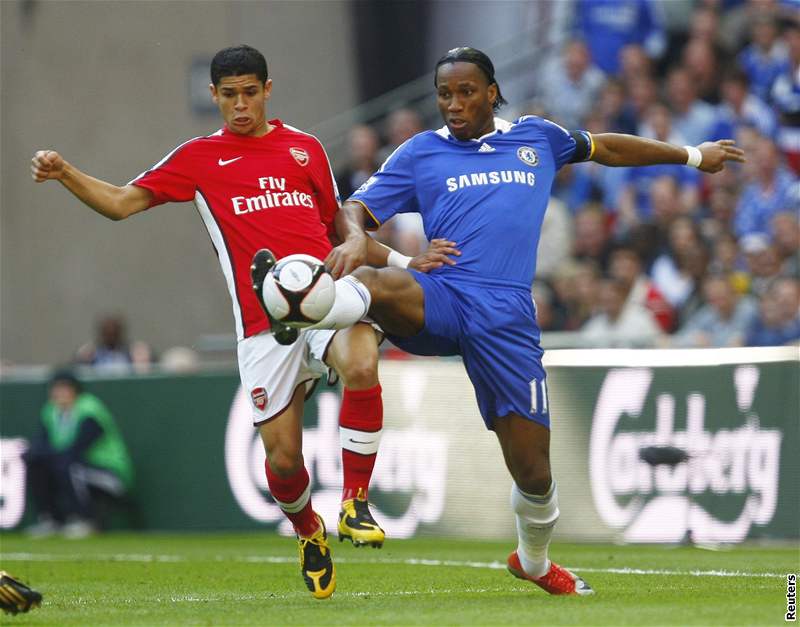 Arsenal - Chelsea: souboj Didiera Drogby (vpravo) s Denilsonem