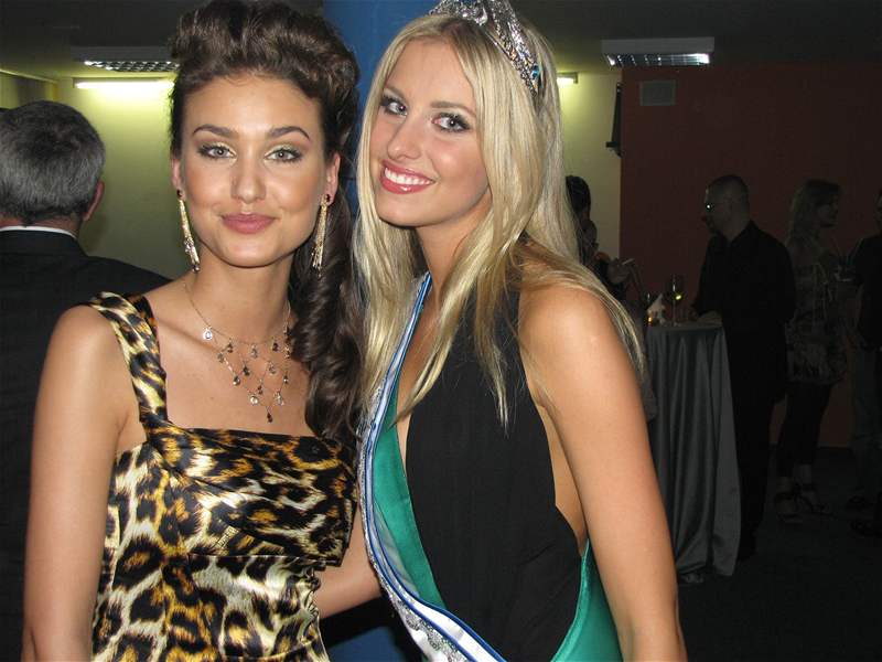 Miss Universe Slovenské republiky Denisa Mendrejová (vpravo)