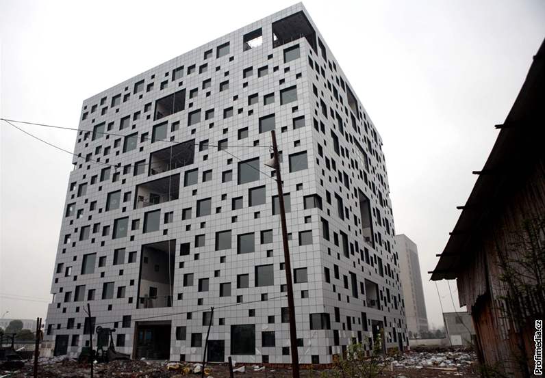 Autorem netradiní stavby je renomovaný japonský designér Keiichiro Sako.