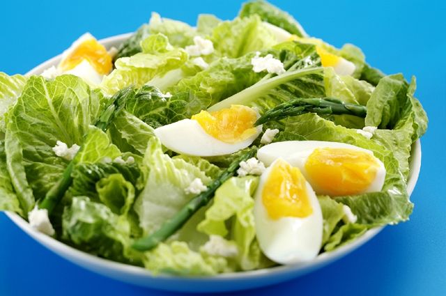 Výborný jarní salát získáte kombinací erstvého hlávkového salátu, lehce povaeného zeleného chestu, vaených vajíek a balkánského sýra. 
