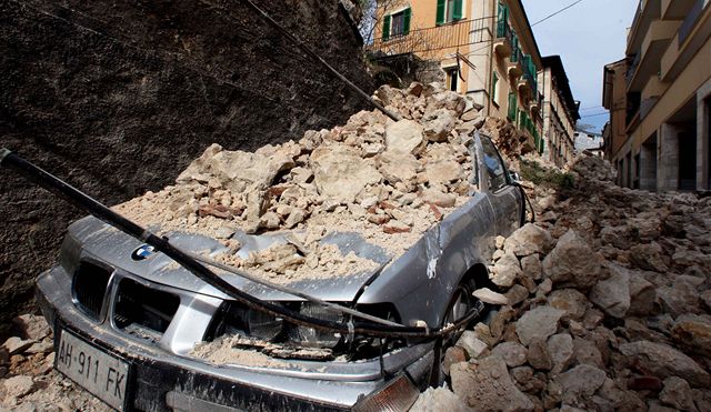 Ulice mst v italském kraji Abruzzo po zemtesení