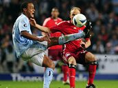 Manchester City - Hamburk: domc Vincent Kompany (vlevo) v souboji s Davidem Jarolmem.