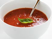 Rajčatová polévka s bazalkou Rajčatová polévka s bazalkou