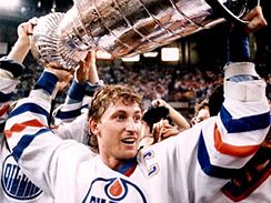 Wayne Gretzky se Stanley Cupem