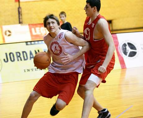 Talentovaný basketbalista Martin Kí (íslo 27) na Jordan Brand Classic Campu v Litv.