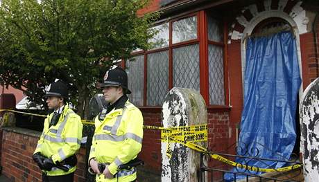 Policisté steí dm v Manchesteru, krátce po zadrení 12 mu podezelých z teroristických útok. (9. dubna 2009)