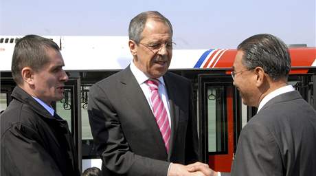 Ruský ministr zahranií Sergej Lavrov po píletu do Pchjongjangu (23. dubna 2009)