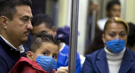 Lidé v mexické metropoli chodí s roukami. Zavená jsou i kina a divadla.