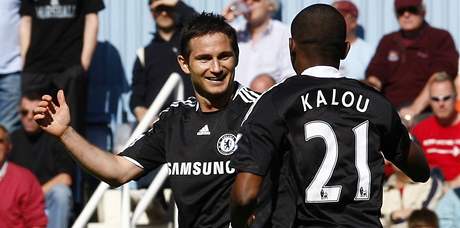 Salomon Kalou z Chelsea se raduje z glu se svm spoluhrem Lampardem.