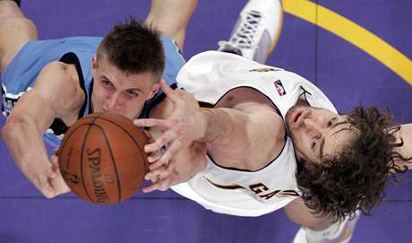 LA Lakers - Utah: hostujc Andrej Kirilenko (vlevo) v souboji s hvzdou Lakers Pauem Gasolem.