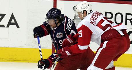 Columbus - Detroit: domácí útoník Jakub Voráek (vlevo) padá v souboji s detroitským Niklasem Kronwallem.