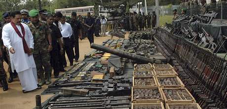 Srílanský prezident obhlíí zbran, které vojáci zabavili tamilským povstalcm