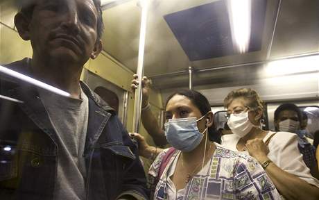 Lidé v metru v Mexiko City se ped praseí chipkou chrání roukami