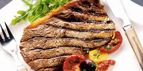 Grilovaný hovzí steak se zeleninou a rukolou