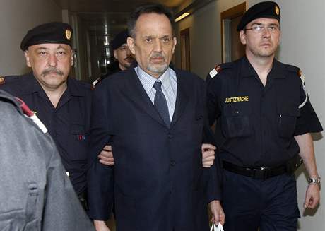 Ve Vídni zaal soud s popíraem holokaustu Gerdem Honsikem (20. dubna 2009)
