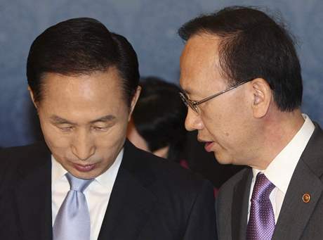 Delegace z Jiní Koreje navtívila KLDR - vlevo jihokorejský prezident I Mjong-bak (21. dubna 2009)