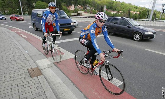 Vyhrazených pruh pro cyklisty je v metropoli stále málo. Vtinou se kola proplétají mezi auty.