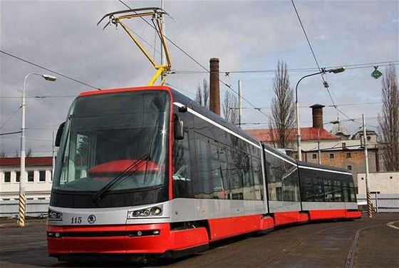 První ti tyi tramvaje ForCity by mohly v Praze zaít vozit cestující do konce letoního roku.