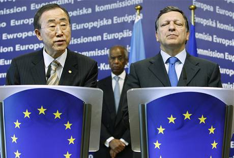 Generální tajemník OSN Pan Ki-Mun a pedseda Evropské komise José Barroso pi zahájení dárcovské konference ke stabilizaci situace v Somálsku. (23. dubna 2009)