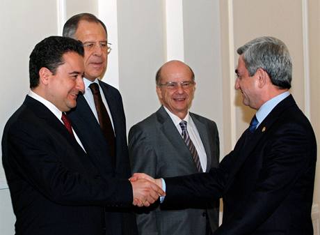 Arménský prezident Sarkisjan si podává ruku s tureckým ministrem zahranií Babacanem. 