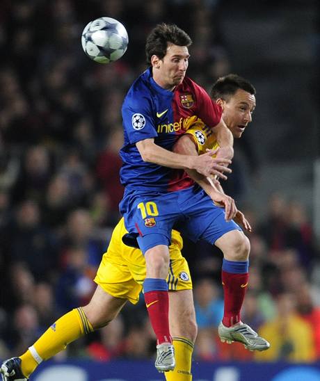 Barcelona- Chelsea, souboj Messiho (vlevo) a Terryho